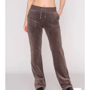 bruna juicy byxor! - bruna juicy byxor som knappt kommit till användning. i jättebra skick och inget fläckar osv på dom, köpta för 1100kr❤️. kmr tvättas innan dom säljs❤️