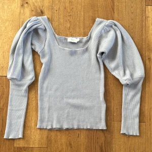 Puffärmad tröja - Mjuk och snygg Puffärmad tröja från NA-KD x Misslissibell 