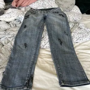 Ursnygga lågmidjade jeans med superfina detaljer i form av broderi och stenar. Tyvärr för små för mig och därför måste säljas. Budgivning som gäller! Skriv om ni har fler frågor💗
