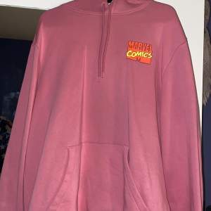 Rosa Marvel hoodie med coolt tryck på ryggen. Använd fåtal gånger och kommer inte till användning nå mer. 