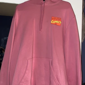 Marvel hoodie  - Rosa Marvel hoodie med coolt tryck på ryggen. Använd fåtal gånger och kommer inte till användning nå mer. 