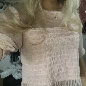 Rosa blus med spets - Jättesöt rosa blus från Nelly