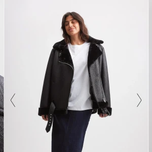 NA-KD jacka - Jacka som är använd ett fåtals gånger, inga defekter eller liknande, ser helt ny ut! Nypris är 999;- Kom med prisförslag , vill bli av med den så snabbt som möjligt 💗💗