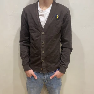 Kofta Peak performance  - Hej! Säljer nu min tröja från märket Peak Performance storlek M i fint skick. Modellen på bilden är 180cm lång och väger 80kg. Tveka inte på att höra av dig om du har några frågor eller funderingar kring varan!