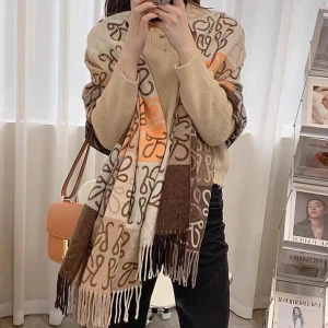 Scarf - Presenterar VISROVERs vinterkollektion. Omfamna säsongen med vår exklusiva blomvävdesign som erbjuder både värme och elegans. Skicka ett meddelande för den perfekta vinteraccessoaren! (Inte min bild)