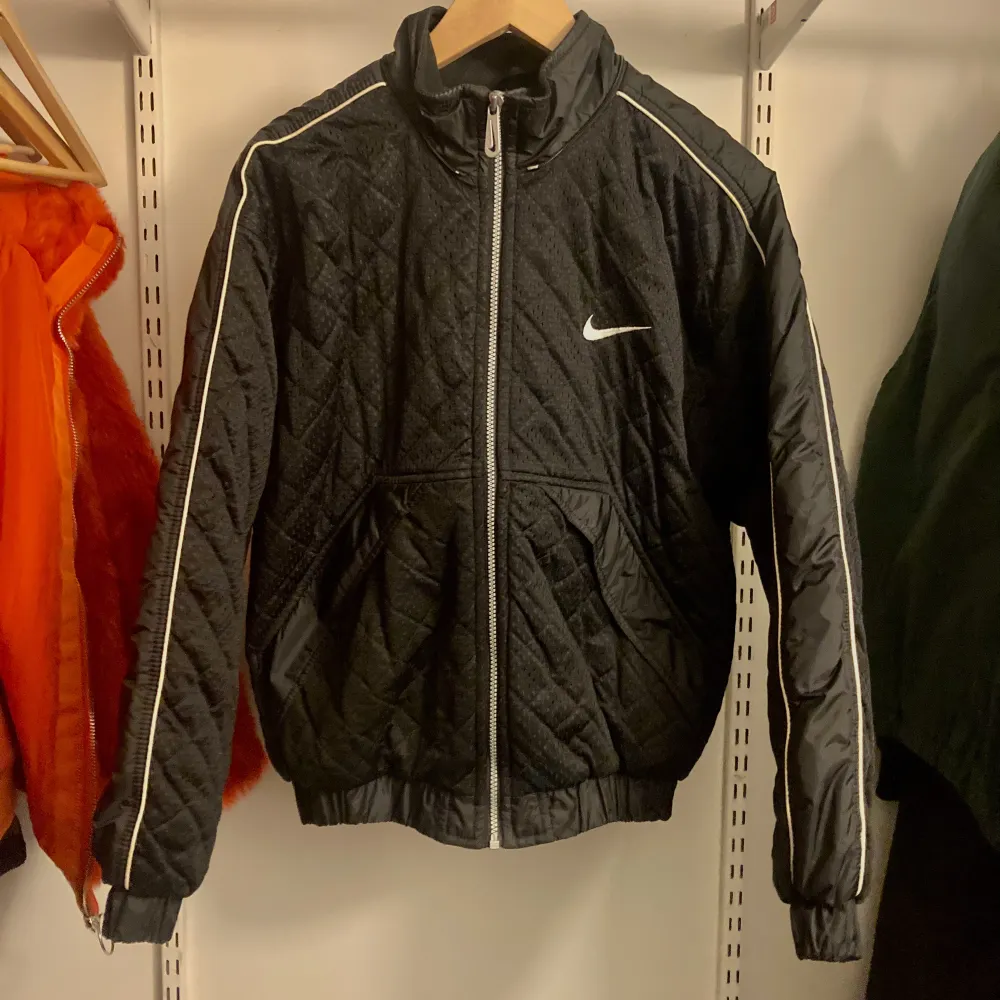 En retro Nike jacka som passar bra till vintern, funkar även att använda som jacka på våren och hösten. . Jackor.