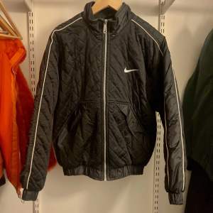 En retro Nike jacka som passar bra till vintern, funkar även att använda som jacka på våren och hösten. 