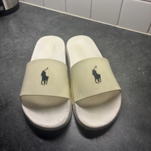 Ralph lauren tofflor  - Tofflor från Ralph lauren anväda och små defekter på sidan och o hälen men inget som man tänker på eller syns 