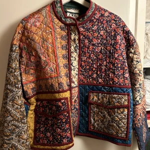 Patchwork jacka  - En patchwork jacka från zara i storlek S. Använd fåtal gånger 