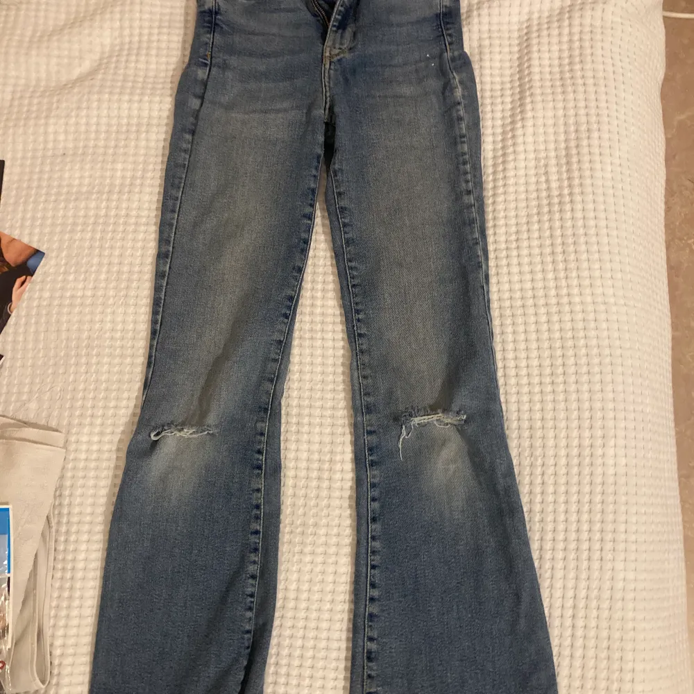 Bootcut/flare jeans från Gina tricot i ok skick. Finns ett hål vid fickan nära rumpan, men går säkert att sy ihop. Kan skicka mer bilder på skicket. Skriv bara ❤️  Midja: 33 cm totala längd: 105 cm Lår: 19 cm  #bootcut #lowrise #bootcutjeans #lowriseje. Jeans & Byxor.