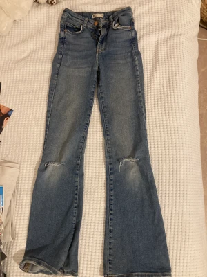 Bootcut jeans  - Bootcut/flare jeans från Gina tricot i ok skick. Finns ett hål vid fickan nära rumpan, men går säkert att sy ihop. Kan skicka mer bilder på skicket. Skriv bara ❤️  Midja: 33 cm totala längd: 105 cm Lår: 19 cm  #bootcut #lowrise #bootcutjeans #lowriseje