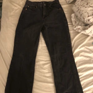 Svarta jeans  - Säljer dessa jeansen på grund av att dom blivit för små. Jätte fina jeans med split längst ner (se bild 3) inte använt så mycket så gott skick.