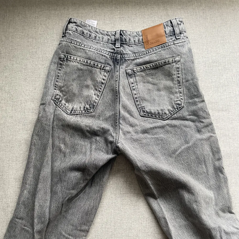 Storlek 25/32. Superfina gråa jeans som är highwaist. Är 161cm! . Jeans & Byxor.