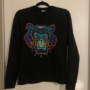 KENZO TRÖJA  - Svart kenzo tröja till herrar, knappt använd & i topp skick, storlek S. Köpt för 1500, pris går att diskuteras 