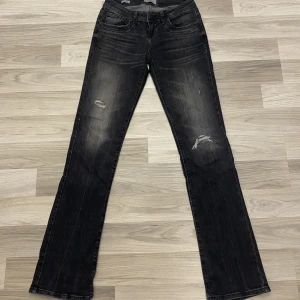 Ltb jeans  - Lågmidjade bootcut jeans med slitningar 💗långa😍