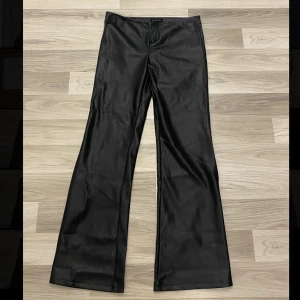 Lågmidjade bootcut skinnbyxor - Snygga Lågmidjade bootcut skinn byxor💗aldrig använda💗köpta för 650kr