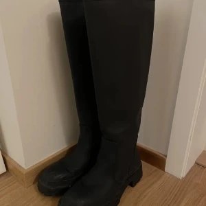 Zara stövlar  - Stövlar från Zara. Storlek 41. Skaften 47 cm. Jag är 170 cm för referens. 