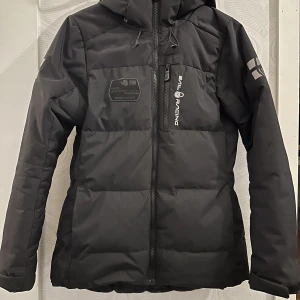 Vinterjacka - Säljer min sail racing jacka då den inte kommer till användning! Köptes förra året för 2799kr och har sedan använts sparsamt! Inga defekter💕