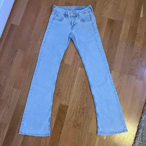 Säljer mina lågmidjade jeans från HM i storlek 36💙Det har eett stretchigt material så passar 34-38💙Har några små defekter nertill  Innerbenslängden 80 midjemått 35x2