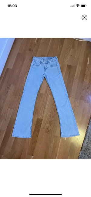 Lågmidjade Jeans  - Säljer mina lågmidjade jeans från HM i storlek 36💙Det har eett stretchigt material så passar 34-38💙Har några små defekter nertill  Innerbenslängden 80 midjemått 35x2
