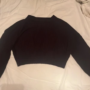 Svart stickad tröja - Säljer denna croppade svarta stickade tröjan. Då jag tycker att den inte sitter så bra på mig, inte använt så många gånger och bra skick. 