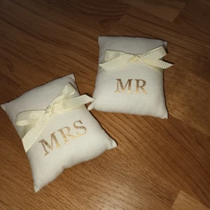 Mr & Mrs ringkuddar - Endast använda som dekoration