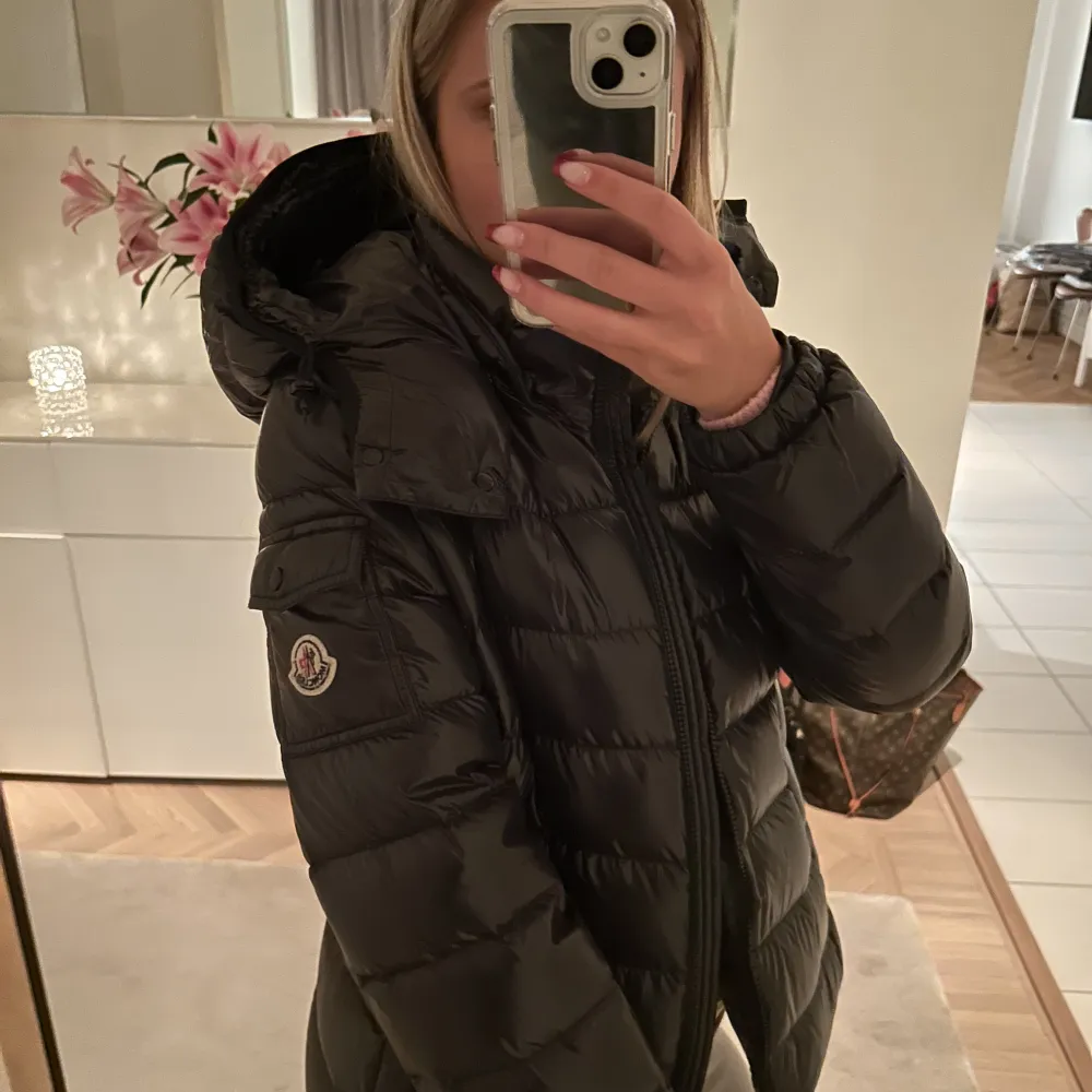 Säljer min skit snygga äkta Moncler jacka som är populär. Den är i storlek 2 (motsvarar en S). Nypris ca 15 000 kr. Den är endast använd lite förra vintern, men har inga slitningar alls. . Jackor.