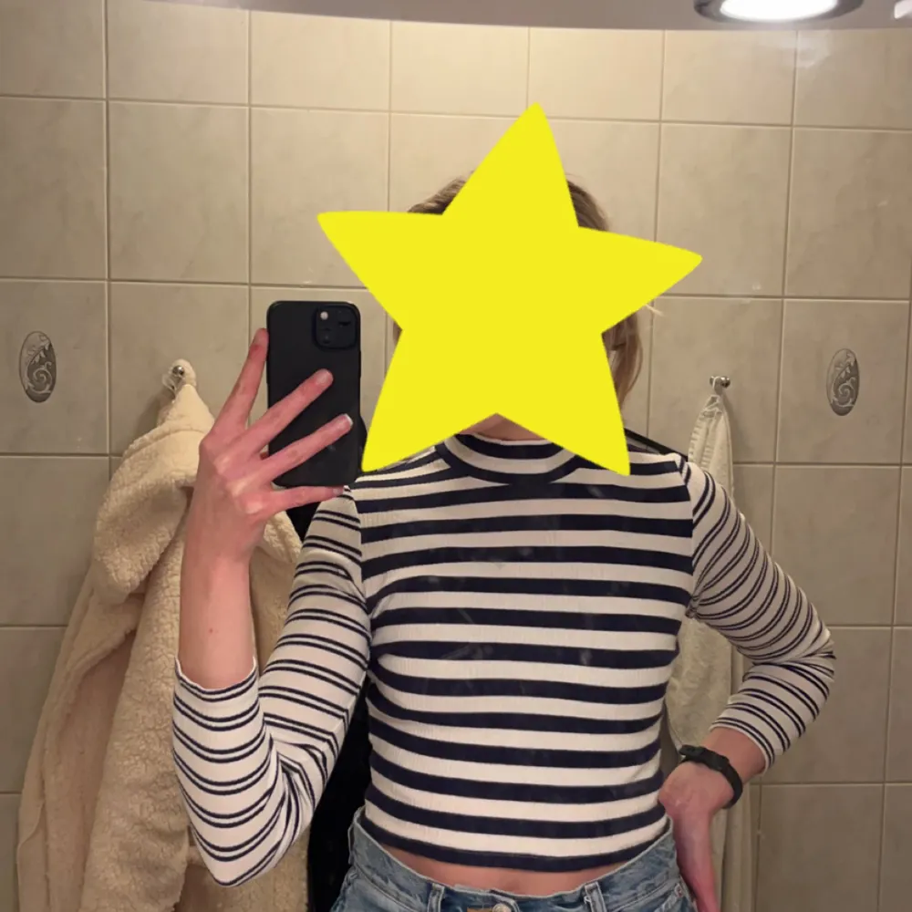 Långärmad, randig crop top från BikBok, strl XS. Använd men i gott skick. Mörkblå och vit.. Tröjor & Koftor.