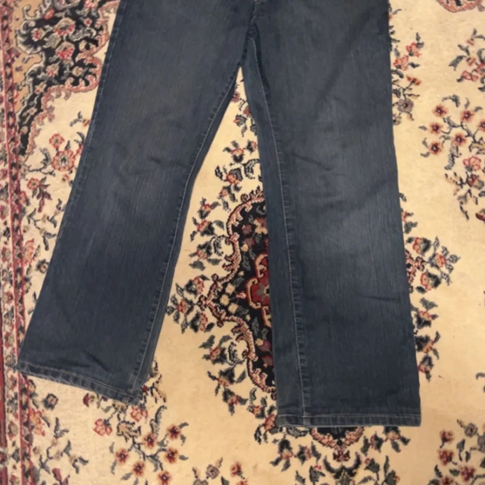 Vintage armani byxor i 10/10 skick, inga skador eller annat . Jeans & Byxor.