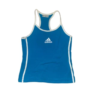 Adidas  - Sitter som en M . Kontakta vid intresse <3