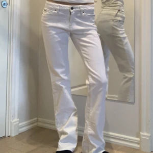 Vita bootcut - Säljer mina vita bootcut från esprit då de tyvärr blivit för stora. Storlek 28/32. De är i super bra skick!🥰