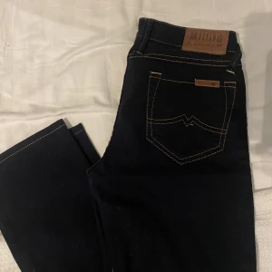 Mustang jeans - Jeans från Mustang. Marinblå, storlek 25/32 Midjemått: 36 cm rakt över Innerbensmått: 79 cm