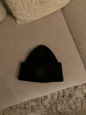 Acne mössa  - Säljer min acne mössa nu då den inte kommer till andväning , använd ca 8 gånger 😃  Nypris 1500
