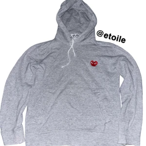 Commes des Garcons hoodie - Superfint skick nästan oanvänd. Kille: XS Tjej: S. Skriv om frågor!