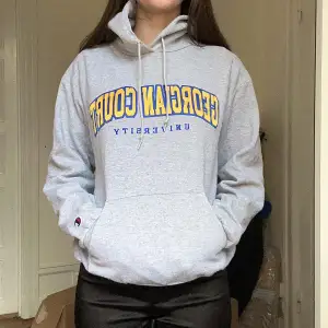 Vintage hoodie från champion. För liten på mig som är 180 cm. Den är i använt skick men har inga hål elr fläckar. Står M på lappen men jag uppskattar den till en S