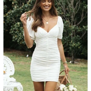 STUDENTKLÄNNING  - Säljer denna super fina klänningen som jag skulle haft i somras på studenten men blev inte så, den har legat i sin plastförpackning sen jag fick hem den så den är aldrig använd. Nypris 799kr Säljer för 460kr INKLUSIVE spårbar frakt. Lånade bilder