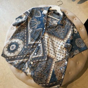 Mönstrad skjorta (M), 75 SEK - Mönstrad skjorta från Cider i strl M. Skick - nyskick. Har använt skjortan endast 1 gång. Skjortan är hyfsat kort i modellen. 