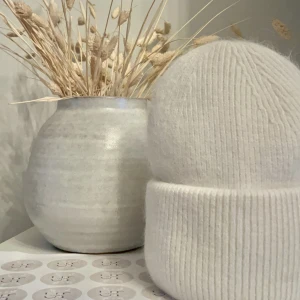 mössa - Stilrena, fluffiga mössor i ullblandning till ett bra pris!💞 Helt oanvända såklart då vi är ett UF företag🫶🏻Om du har några frågor är det bara att kontakta oss