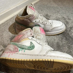Jordan 1 - Hej! Jag säljer mina jordans efter som dom har blivit för små för mig.skick 6/10 priset kan diskuteras 