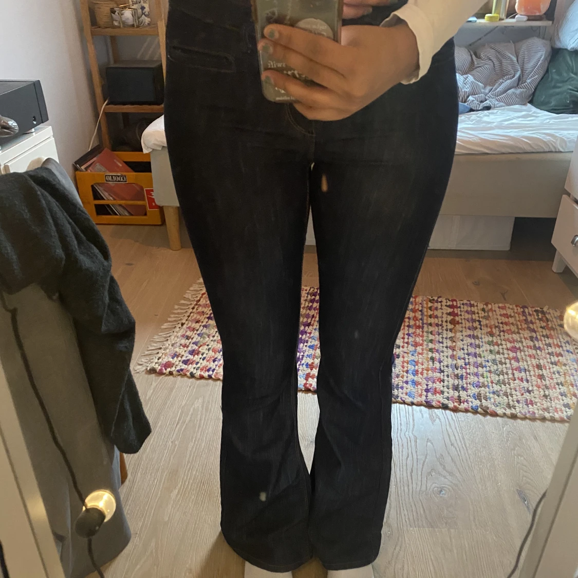 mörklblå lågmidjade jeans