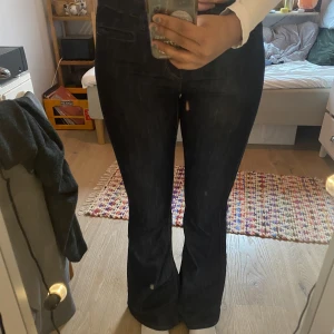 mörklblå lågmidjade jeans - svinsnygga mörkblåa lågmidjade jeans köpta från vinted som jag säljer eftersom dom är för små🩵 midja 76 cm innerbenslängd 77 cm 