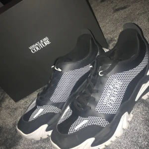 Versace skor - Äkta med kvitto, box och dustbag❗️ Använda Max 10gånger. Skick, 9,5/10. Ny pris 3600kr. Pris är inte hugget i sten så pruta😁