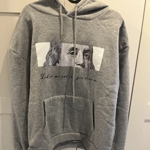 Grå Hoodie med tryck  - Grå Hoodie med tryck från shein, Aldrig använd har bara testat den, Säljer för det va fel storlek, Orginal pris 150kr säljer för 80+frakt (priset går att diskutera) Frakt är 40kr