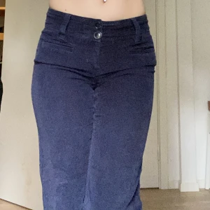 Lågmidajde jeans  - Säljer dessa lågmidajde machester jeans! Så fina och ger jätte fin figur, vida vid benen💗