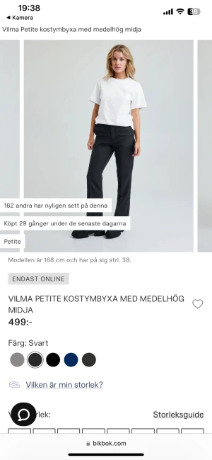 Svarta kostymbyxor från bik bok  - För små kostymbyxor!! HELT NYA, inte använt. Ny pris är 499, säljer dem för 399. Strl 44 men tycker dem är 40-42. Små i storleken. Medelhög midja men på mig är dem högmidjade. Super sköna (kan skicka bättre bild på byxorna om så önskas)
