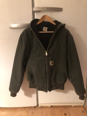 Grön Carharttjacka - Snygg Carharttjacka i mörkgrönt. Är i bra skick men har lite ”vintage” skrapor. Passar en S/m (Är 173 på bilden) Fråga om du undrar något.