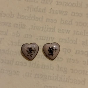 Örhängen  - Supersöt örhängen som inte kommer till användning. Frakt tillkommer på 17kr. Kom gärna med frågor och prisförslag 💕