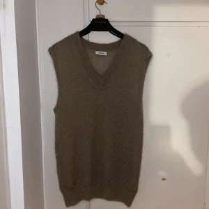 Trés Bien Mohair vest  - Topp skick, använd med andakt. Stickad vest från Malmö baserade Trés Bien. OBS! Det är en ljusare brun färg, se bild tre. Retail var 1800kr 