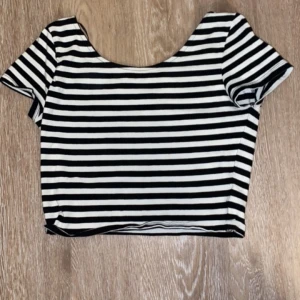 Tröja  - Säljer denna magtröjan från H&M💘🙌🏼 den är i fint skick! Jag säljer den för 20kr ink! Tröjan är i storlek S💗BETALA VIA SWISH‼️ TRYCK EJ PÅ KÖP NU‼️ INTE FRI FRAKT‼️ 