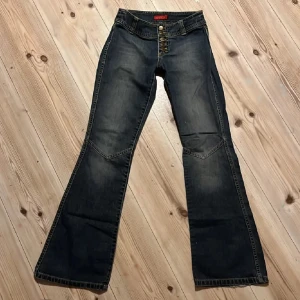 Lågmidjade Bootcut jeans - Vintage. för små på mig så ingen bild på tyvärr! Midjemått: 34 cm || hela byxan: 102cm 🪐